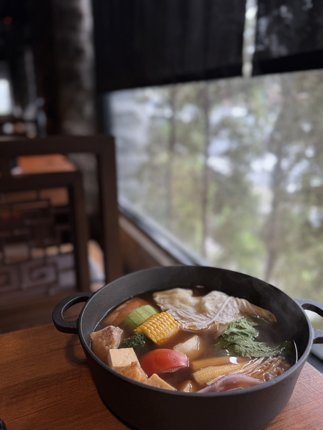 窗邊森景配上熱氣騰騰的招牌蔬食鍋物
